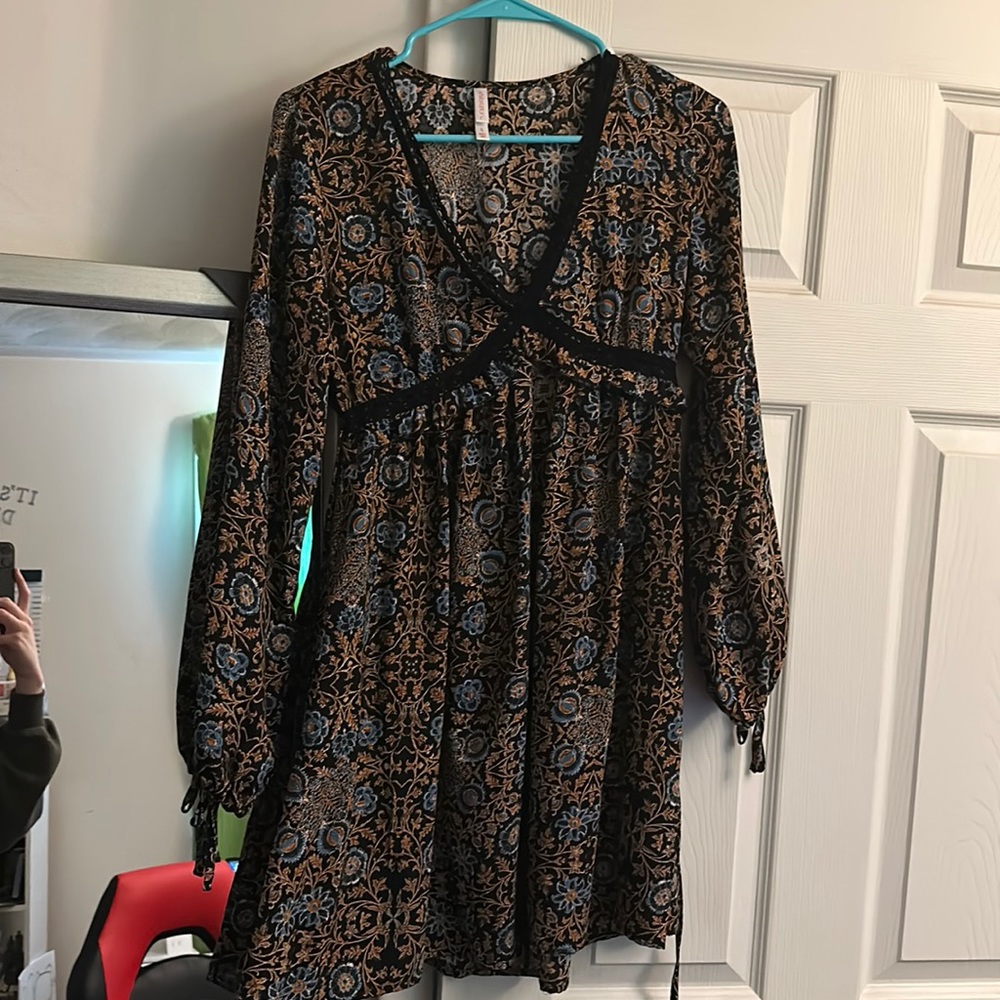 Long-sleeve short dress
